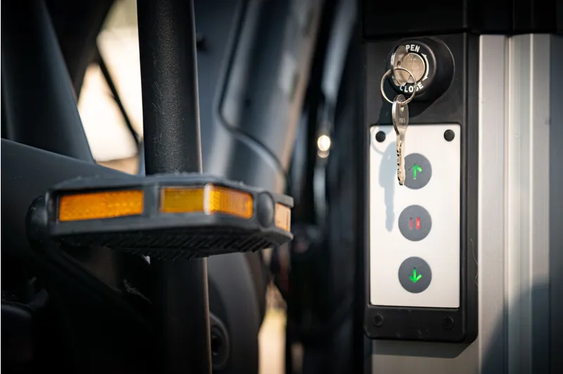 Saris Door County 2-Bike Motorized Hitch Rack-9